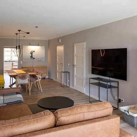 Arche Svea Lachmoewe